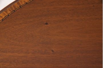 アンティーク雑貨　イギリスアンティーク　スリムな脚が上品なサイドテーブル(カフェテーブル、飾り台)