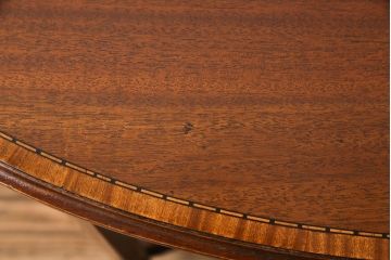 アンティーク雑貨　イギリスアンティーク　スリムな脚が上品なサイドテーブル(カフェテーブル、飾り台)