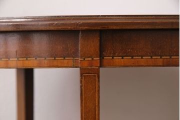 アンティーク雑貨　イギリスアンティーク　スリムな脚が上品なサイドテーブル(カフェテーブル、飾り台)