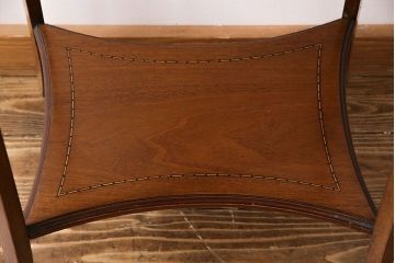 アンティーク雑貨　イギリスアンティーク　スリムな脚が上品なサイドテーブル(カフェテーブル、飾り台)