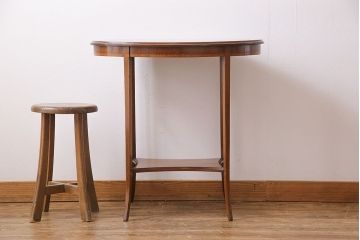 アンティーク雑貨　イギリスアンティーク　スリムな脚が上品なサイドテーブル(カフェテーブル、飾り台)