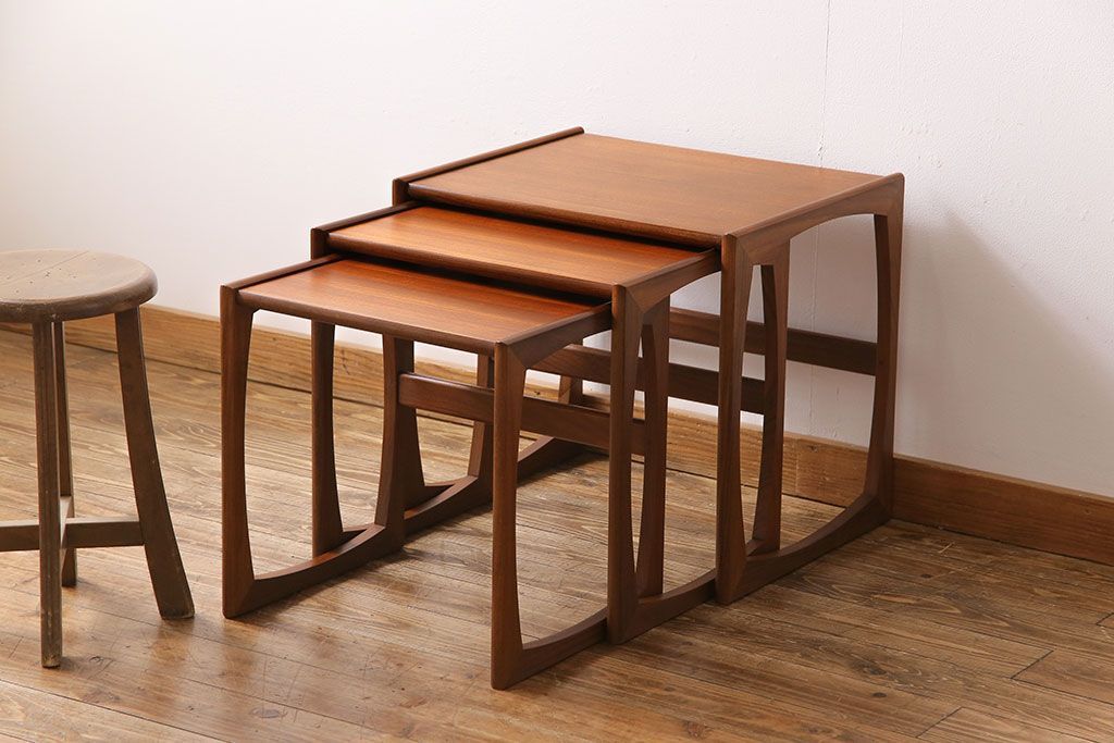 アンティーク雑貨　北欧ビンテージ　G-PLAN　チーク材　なめらかな風合いのネストテーブル(サイドテーブル、花台)