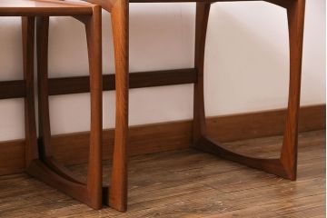 アンティーク雑貨　北欧ビンテージ　G-PLAN　チーク材　なめらかな風合いのネストテーブル(サイドテーブル、花台)