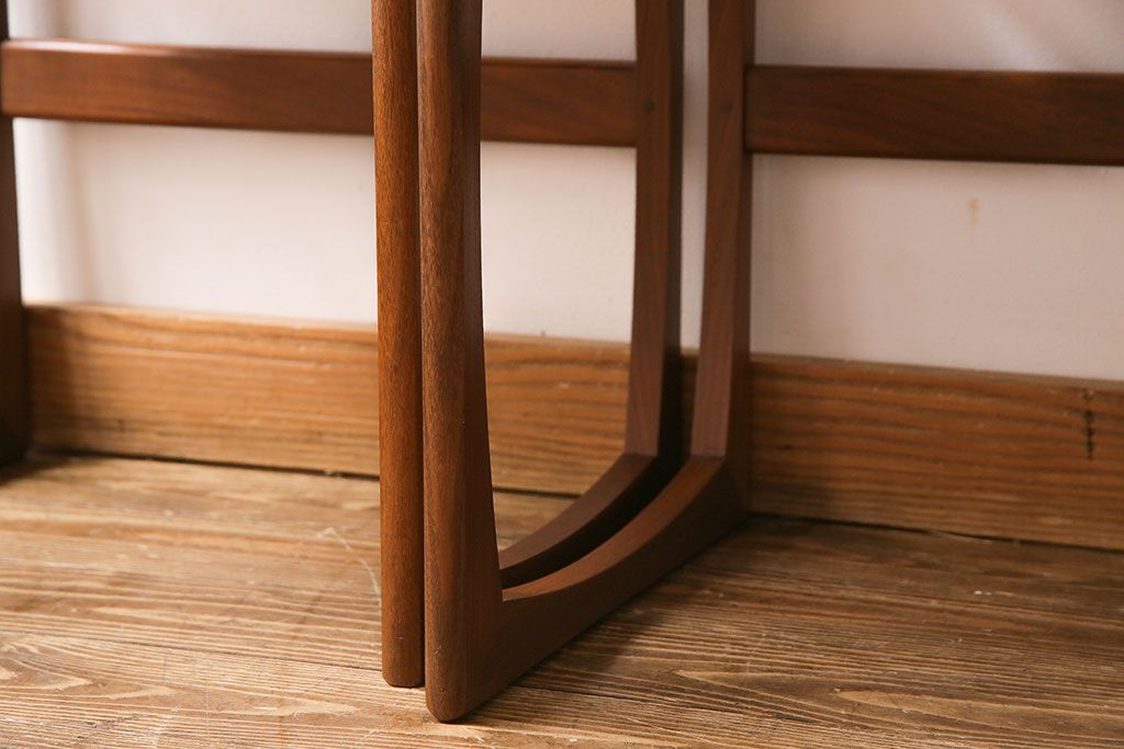 アンティーク雑貨　北欧ビンテージ　G-PLAN　チーク材　なめらかな風合いのネストテーブル(サイドテーブル、花台)