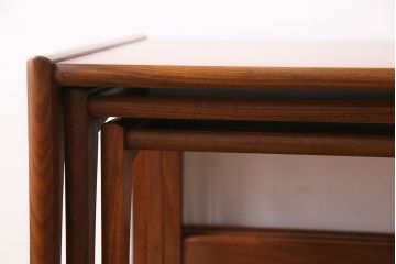 アンティーク雑貨　北欧ビンテージ　G-PLAN　チーク材　なめらかな風合いのネストテーブル(サイドテーブル、花台)