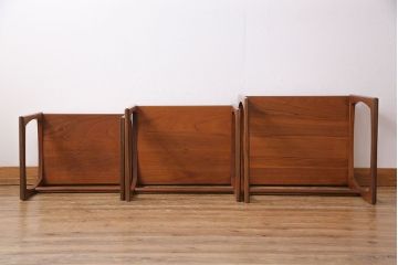 アンティーク雑貨　北欧ビンテージ　G-PLAN　チーク材　なめらかな風合いのネストテーブル(サイドテーブル、花台)