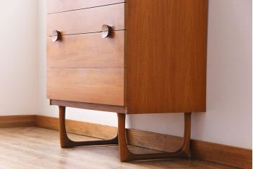 北欧家具　デンマーク製　引き手のデザインがおしゃれなチェスト(引き出し)