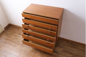 北欧家具　デンマーク製　引き手のデザインがおしゃれなチェスト(引き出し)