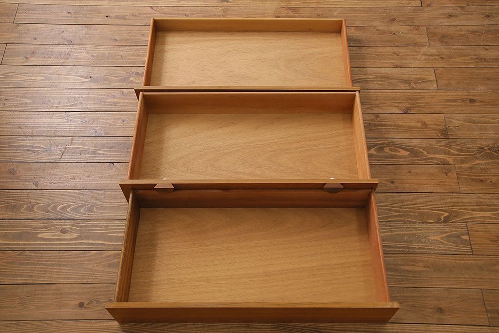 北欧家具　デンマーク製　引き手のデザインがおしゃれなチェスト(引き出し)