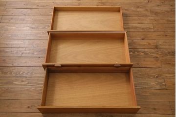 北欧家具　デンマーク製　引き手のデザインがおしゃれなチェスト(引き出し)