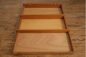 北欧家具　デンマーク製　引き手のデザインがおしゃれなチェスト(引き出し)