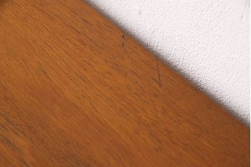 北欧家具　デンマーク製　引き手のデザインがおしゃれなチェスト(引き出し)