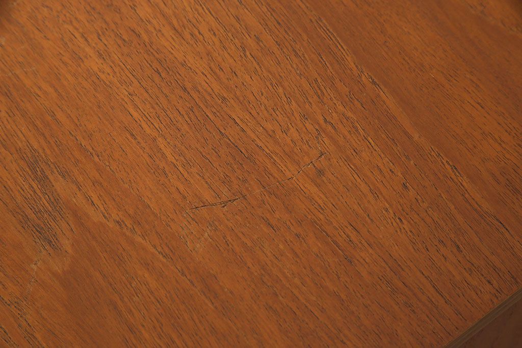 北欧家具　デンマーク製　引き手のデザインがおしゃれなチェスト(引き出し)