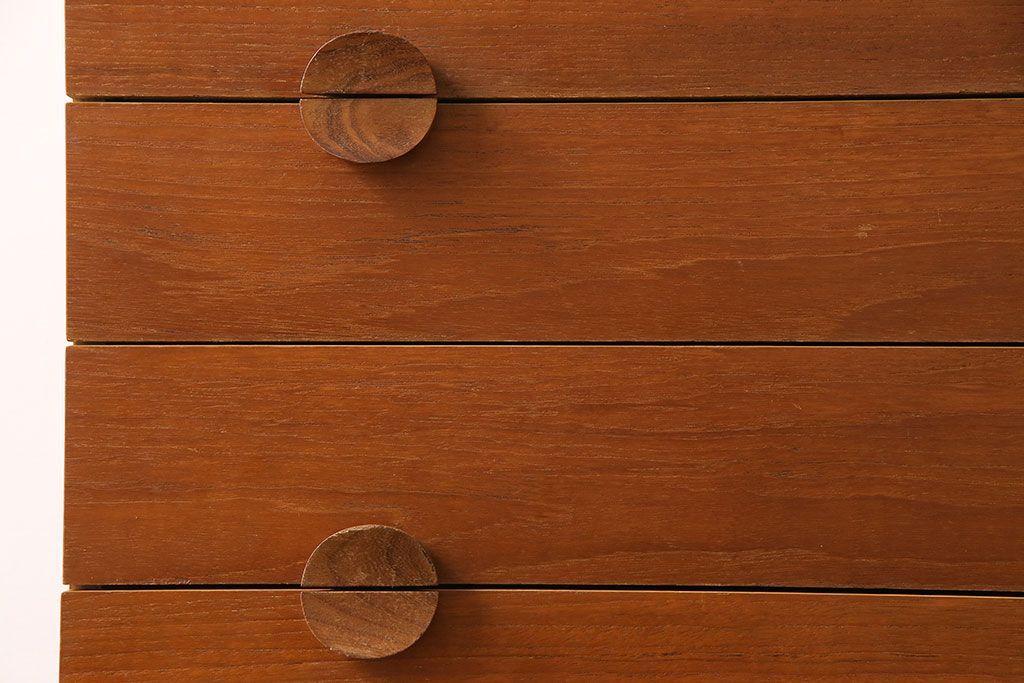 北欧家具　デンマーク製　引き手のデザインがおしゃれなチェスト(引き出し)