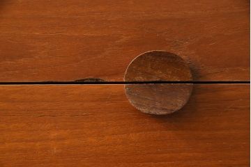 北欧家具　デンマーク製　引き手のデザインがおしゃれなチェスト(引き出し)