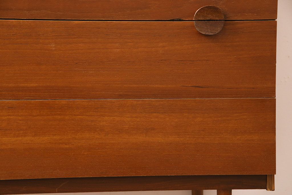 北欧家具　デンマーク製　引き手のデザインがおしゃれなチェスト(引き出し)