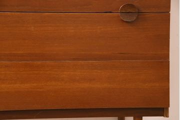 北欧家具　デンマーク製　引き手のデザインがおしゃれなチェスト(引き出し)