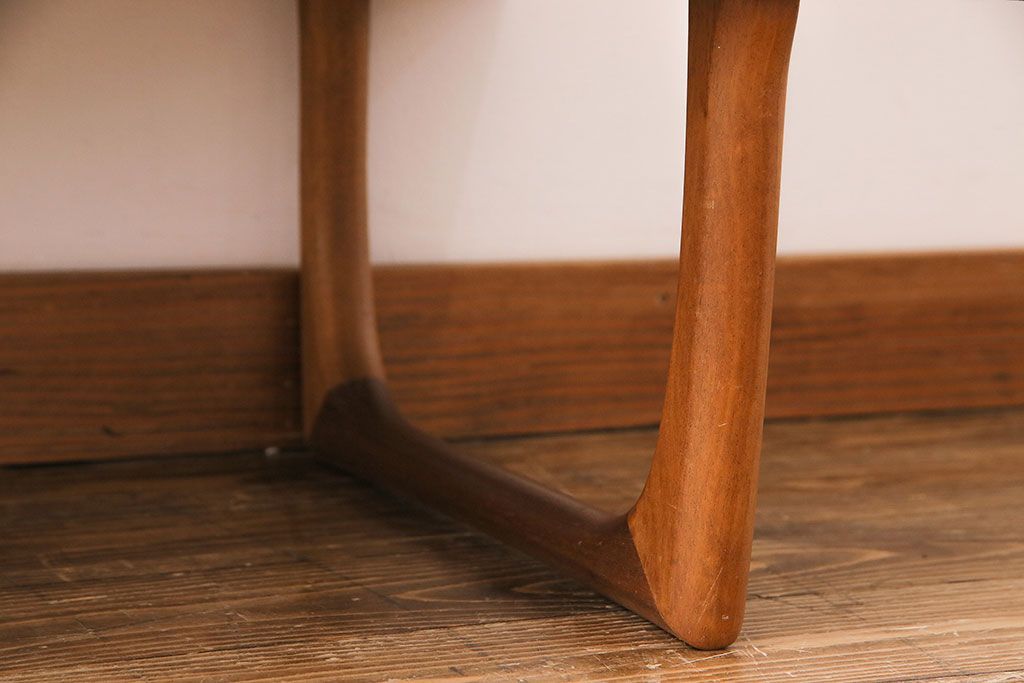 北欧家具　デンマーク製　引き手のデザインがおしゃれなチェスト(引き出し)