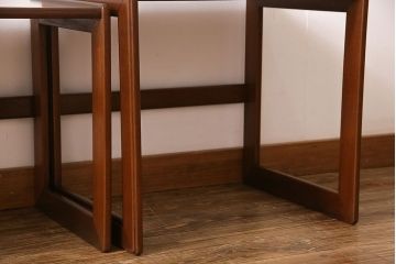 アンティーク雑貨　北欧ビンテージ　G-PLAN(ジープラン)　チーク材　スタイリッシュなデザインのネストテーブル(サイドテーブ  ル、カフェテーブル、花台)