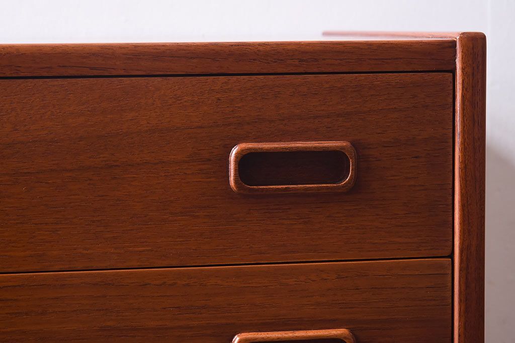 ヴィンテージ家具　北欧ビンテージ　デニッシュ　Mogens Kold　チーク材の褐色が魅力のチェスト(引き出し・サイドチェスト)