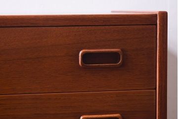 ヴィンテージ家具　北欧ビンテージ　デニッシュ　Mogens Kold　チーク材の褐色が魅力のチェスト(引き出し・サイドチェスト)