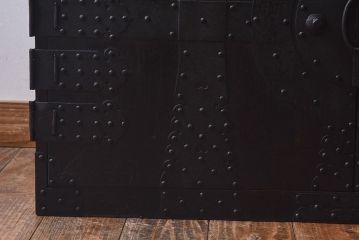 アンティーク家具　和製アンティーク　太鼓鋲が堂々とした印象を放つリメイク時代箪笥ローチェスト(サイドチェスト、ローボード)