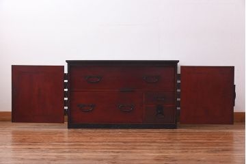 アンティーク家具　和製アンティーク　太鼓鋲が堂々とした印象を放つリメイク時代箪笥ローチェスト(サイドチェスト、ローボード)