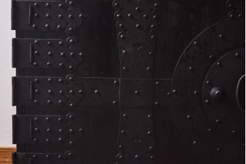 アンティーク家具　和製アンティーク　太鼓鋲が堂々とした印象を放つリメイク時代箪笥ローチェスト(サイドチェスト、ローボード)