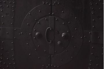 アンティーク家具　和製アンティーク　太鼓鋲が堂々とした印象を放つリメイク時代箪笥ローチェスト(サイドチェスト、ローボード)