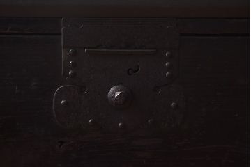 アンティーク家具　和製アンティーク　太鼓鋲がアクセントのリメイク時代箪笥ローチェスト(サイドチェスト)