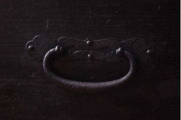 アンティーク家具　和製アンティーク　太鼓鋲がアクセントのリメイク時代箪笥ローチェスト(サイドチェスト)