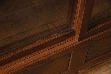 アンティーク家具　和製アンティーク　前面ケヤキ材　結霜ガラスが魅力の鉄脚キャビネット(食器棚、収納棚)