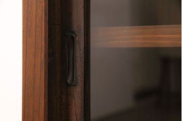 アンティーク家具　和製アンティーク　前面ケヤキ材　結霜ガラスが魅力の鉄脚キャビネット(食器棚、収納棚)