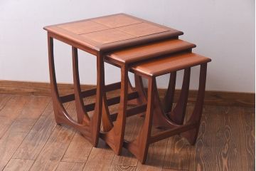 アンティーク雑貨　北欧ビンテージ　G-PLAN　お洒落なタイルネストテーブル(カフェテーブル、サイドテーブル)