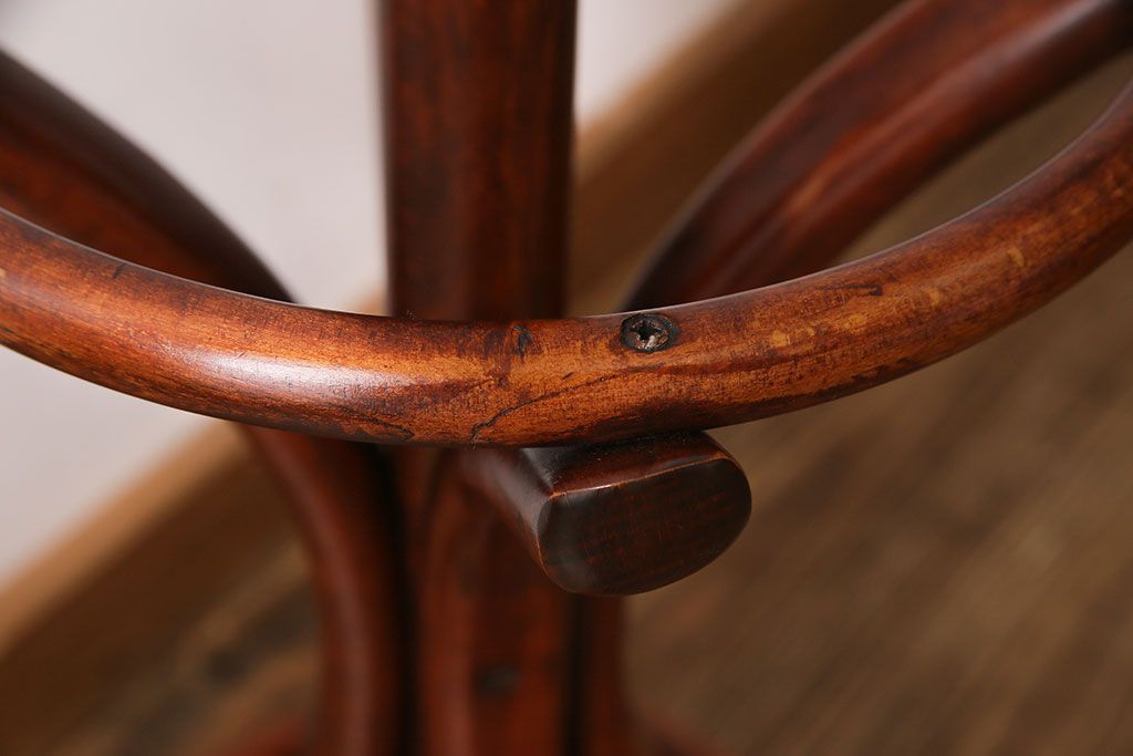 アンティーク雑貨　ビンテージ　ベントウッド(曲げ木)　トップデザインが目を引くコートスタンド(ハットスタンド)