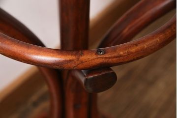 アンティーク雑貨　ビンテージ　ベントウッド(曲げ木)　トップデザインが目を引くコートスタンド(ハットスタンド)