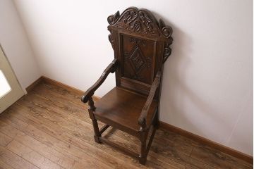 アンティーク雑貨　イギリスビンテージ　オーク材　凝った彫刻が目を引くアームチェア(椅子、ダイニングチェア)(1)