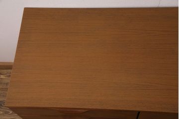 ヴィンテージ家具　北欧ビンテージ　チーク材　スタイリッシュなデザインのサイドチェスト(サイドボード、ローチェスト、引き出し)