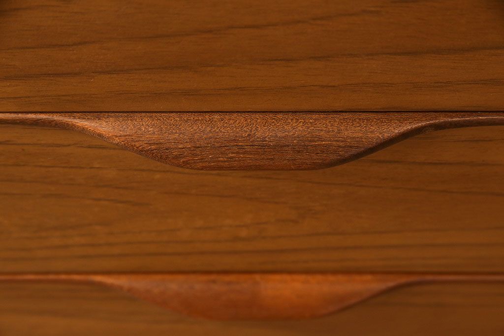 ヴィンテージ家具　北欧ビンテージ　チーク材　スタイリッシュなデザインのサイドチェスト(サイドボード、ローチェスト、引き出し)