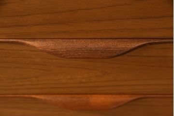 ヴィンテージ家具　北欧ビンテージ　チーク材　スタイリッシュなデザインのサイドチェスト(サイドボード、ローチェスト、引き出し)