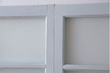 ペイント家具　色ガラス入り!十字の格子がおしゃれなガラス戸(引き戸、建具)(2枚組)