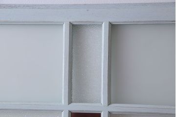 ペイント家具　色ガラス入り!十字の格子がおしゃれなガラス戸(引き戸、建具)(2枚組)