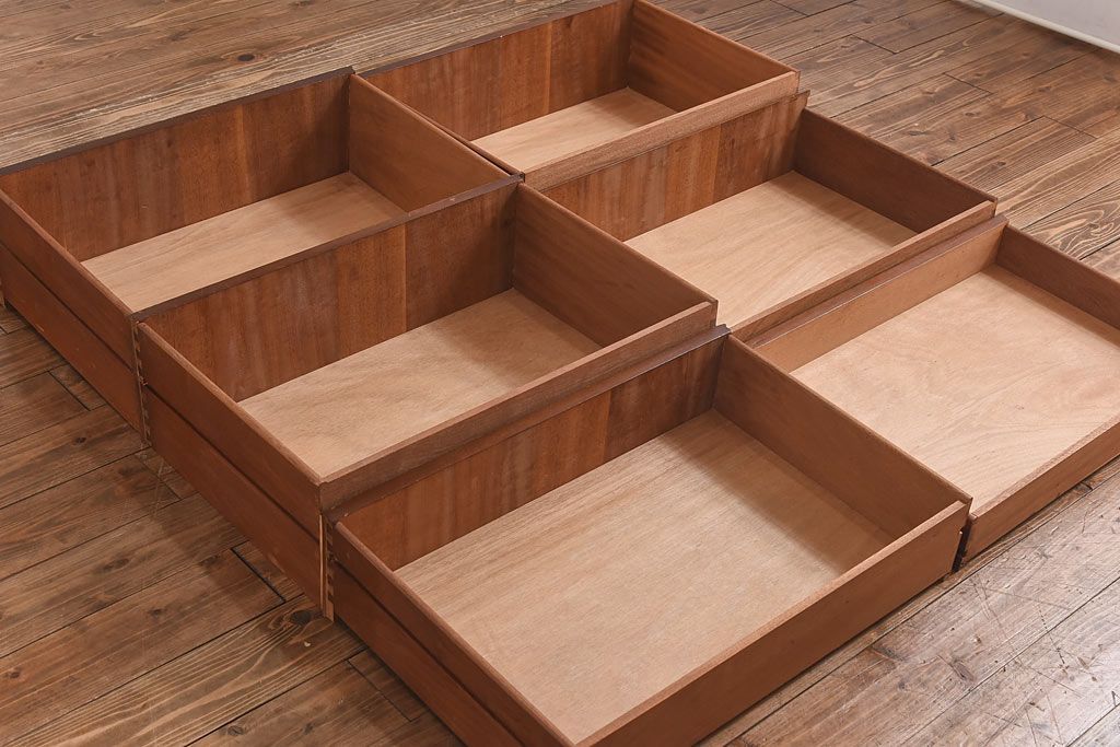 ヴィンテージ家具　北欧ビンテージ　チーク材　スタイリッシュなデザインのチェスト(引き出し・サイドチェスト)