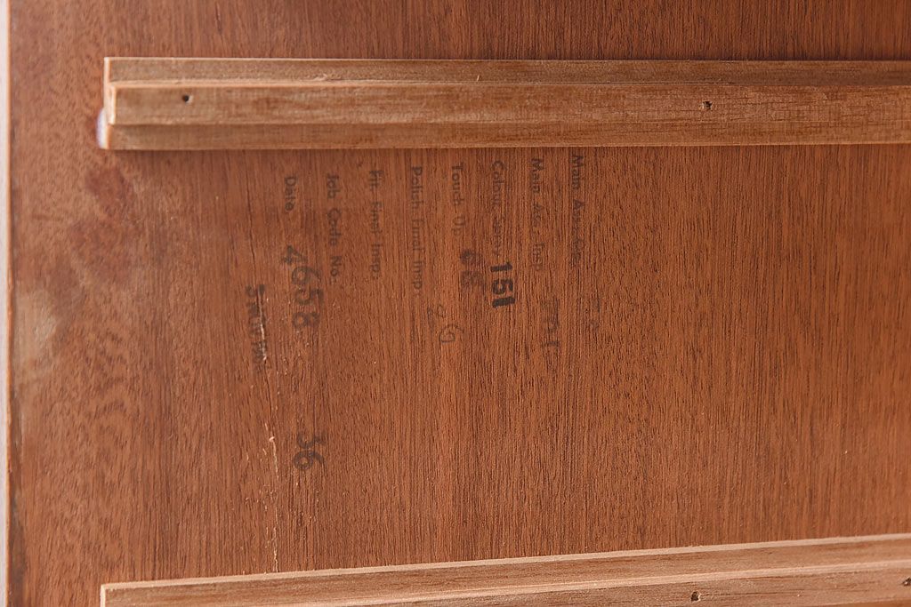 ヴィンテージ家具　北欧ビンテージ　チーク材　スタイリッシュなデザインのチェスト(引き出し・サイドチェスト)