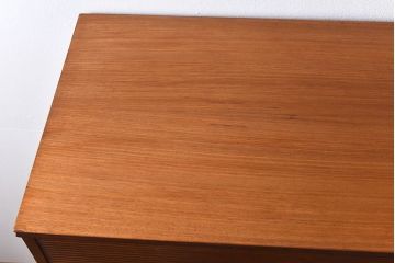 ヴィンテージ家具　北欧ビンテージ　チーク材　スタイリッシュなデザインのチェスト(引き出し・サイドチェスト)