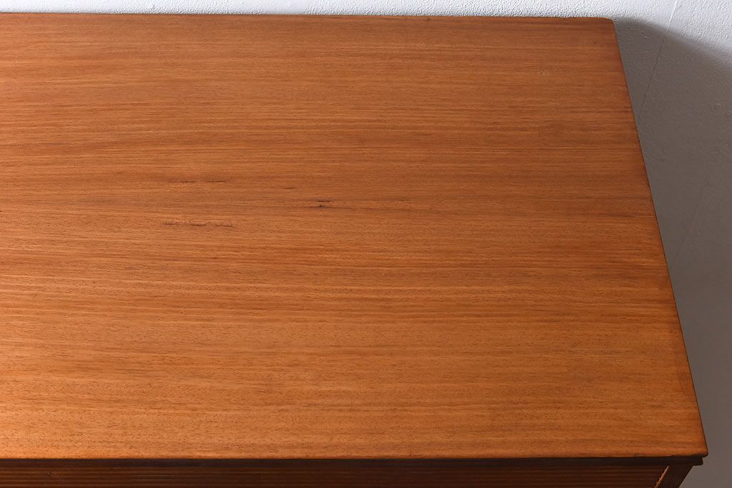 ヴィンテージ家具　北欧ビンテージ　チーク材　スタイリッシュなデザインのチェスト(引き出し・サイドチェスト)