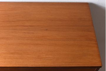 ヴィンテージ家具　北欧ビンテージ　チーク材　スタイリッシュなデザインのチェスト(引き出し・サイドチェスト)