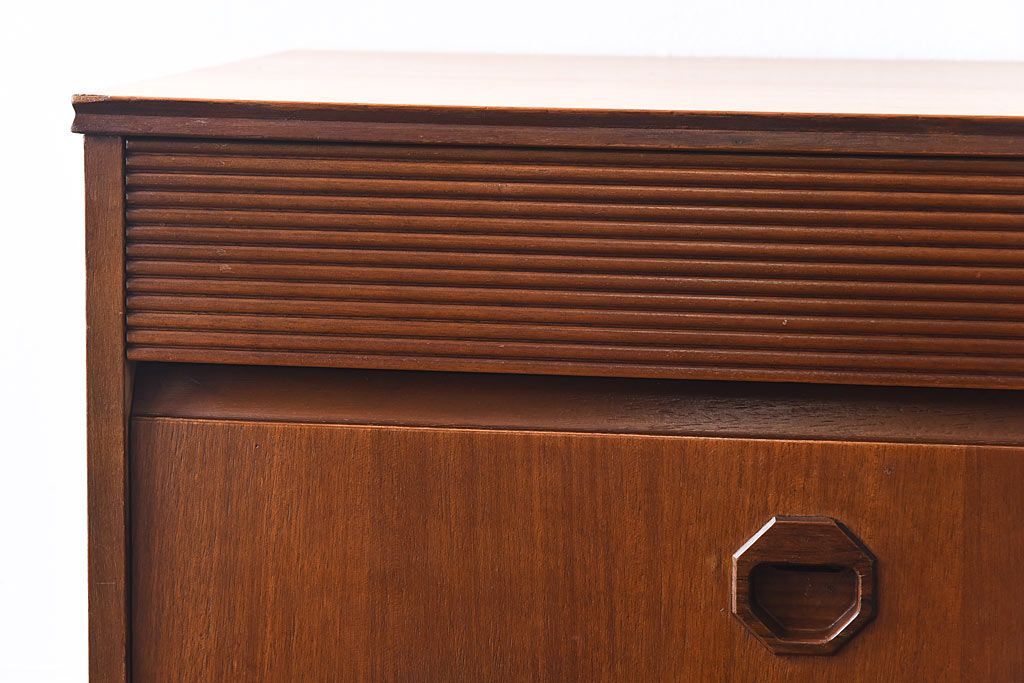 ヴィンテージ家具　北欧ビンテージ　チーク材　スタイリッシュなデザインのチェスト(引き出し・サイドチェスト)