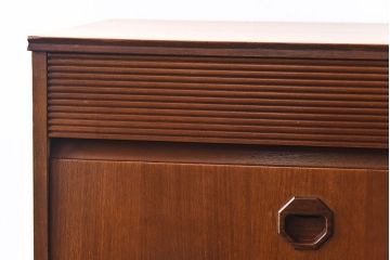 ヴィンテージ家具　北欧ビンテージ　チーク材　スタイリッシュなデザインのチェスト(引き出し・サイドチェスト)