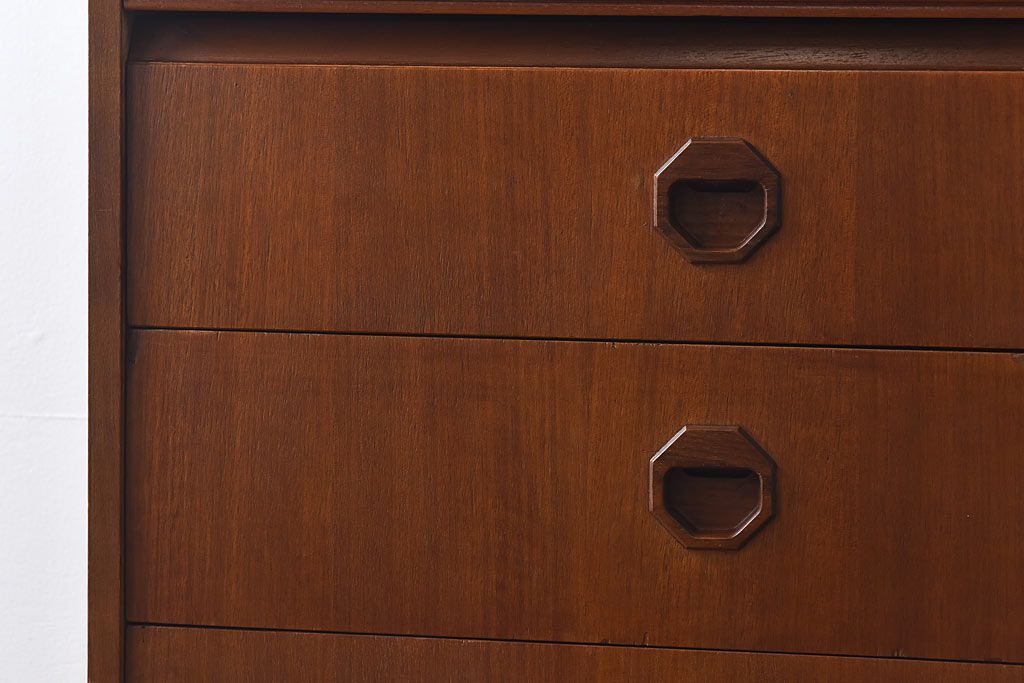 ヴィンテージ家具　北欧ビンテージ　チーク材　スタイリッシュなデザインのチェスト(引き出し・サイドチェスト)